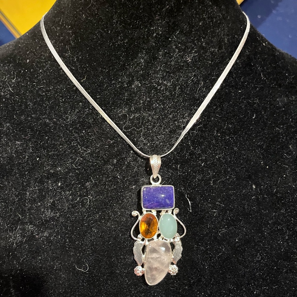 Sterling 925 silver pendant necklace on silver chain 18”.